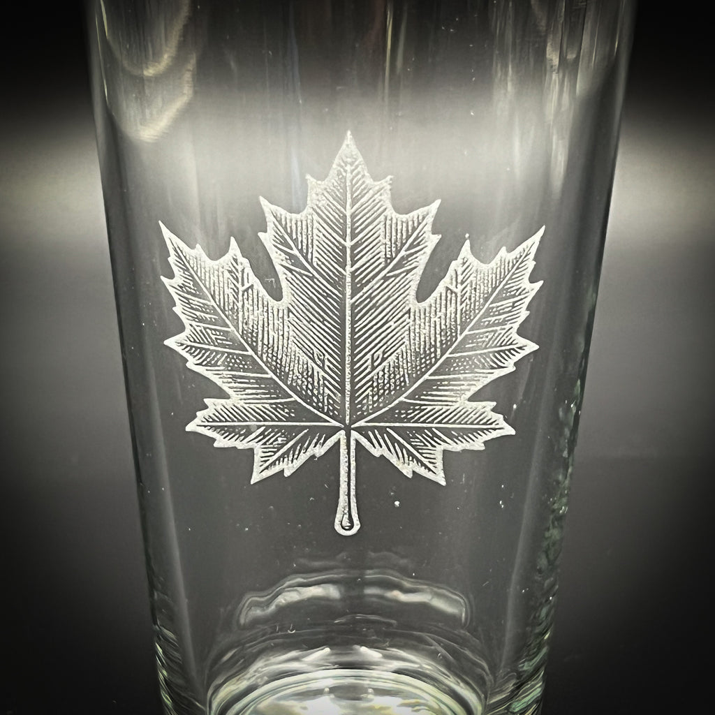 Maple Leaf Pint Glass: Durable Etched Design, Dishwasher Safe
