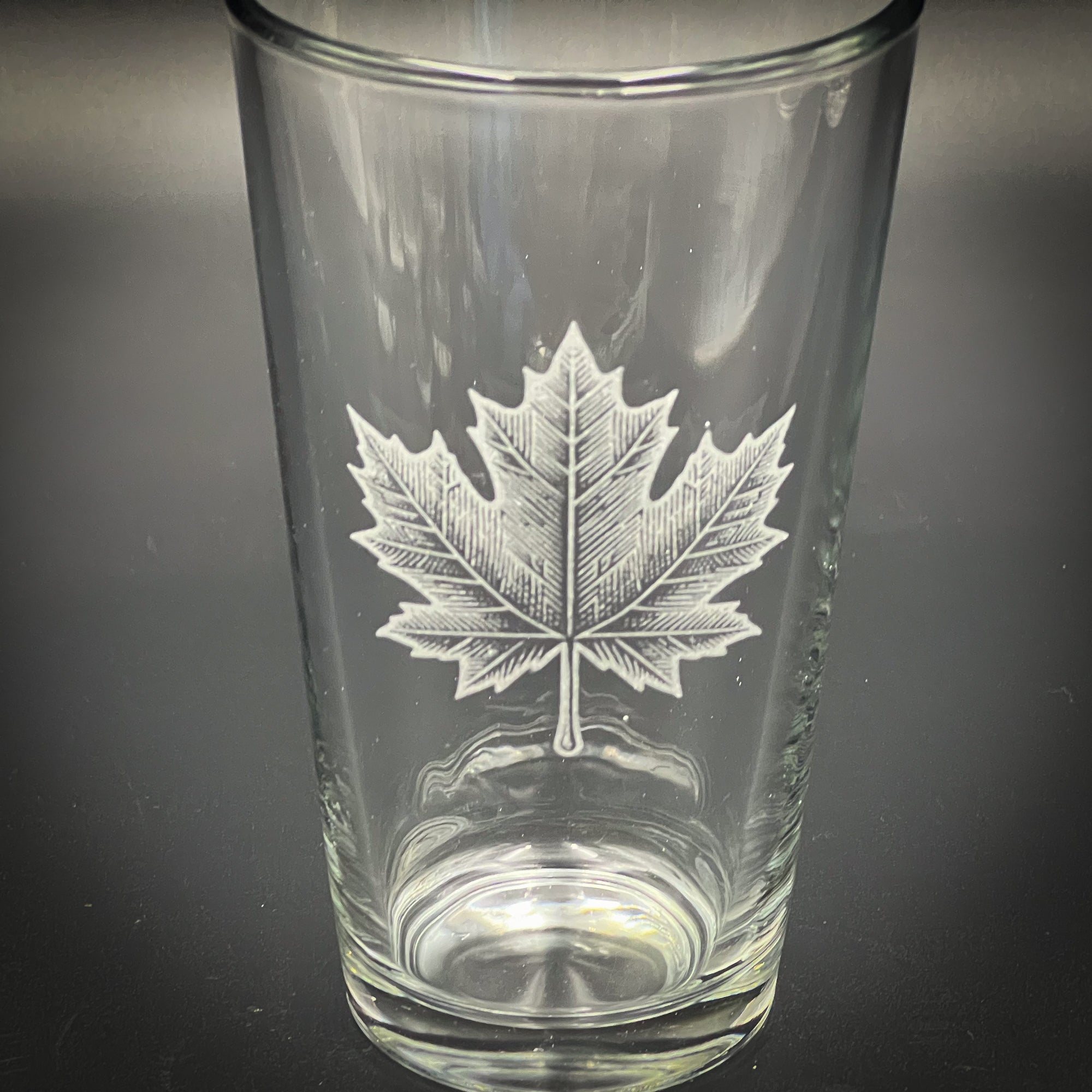 Maple Leaf Pint Glass: Durable Etched Design, Dishwasher Safe